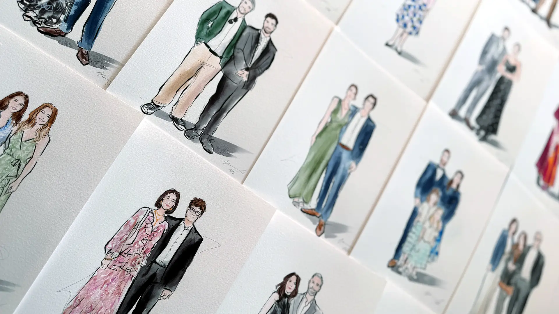 Aquarell-Illustrationen von Paaren und Gästen in festlicher Kleidung, in Reihen auf einem Tisch ausgelegt.