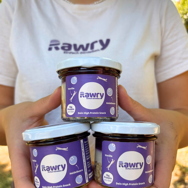 Drei gestapelte Rawry-Gläser werden vor einem Shirt mit Rawry-Logo in beiden Händen gehalten.