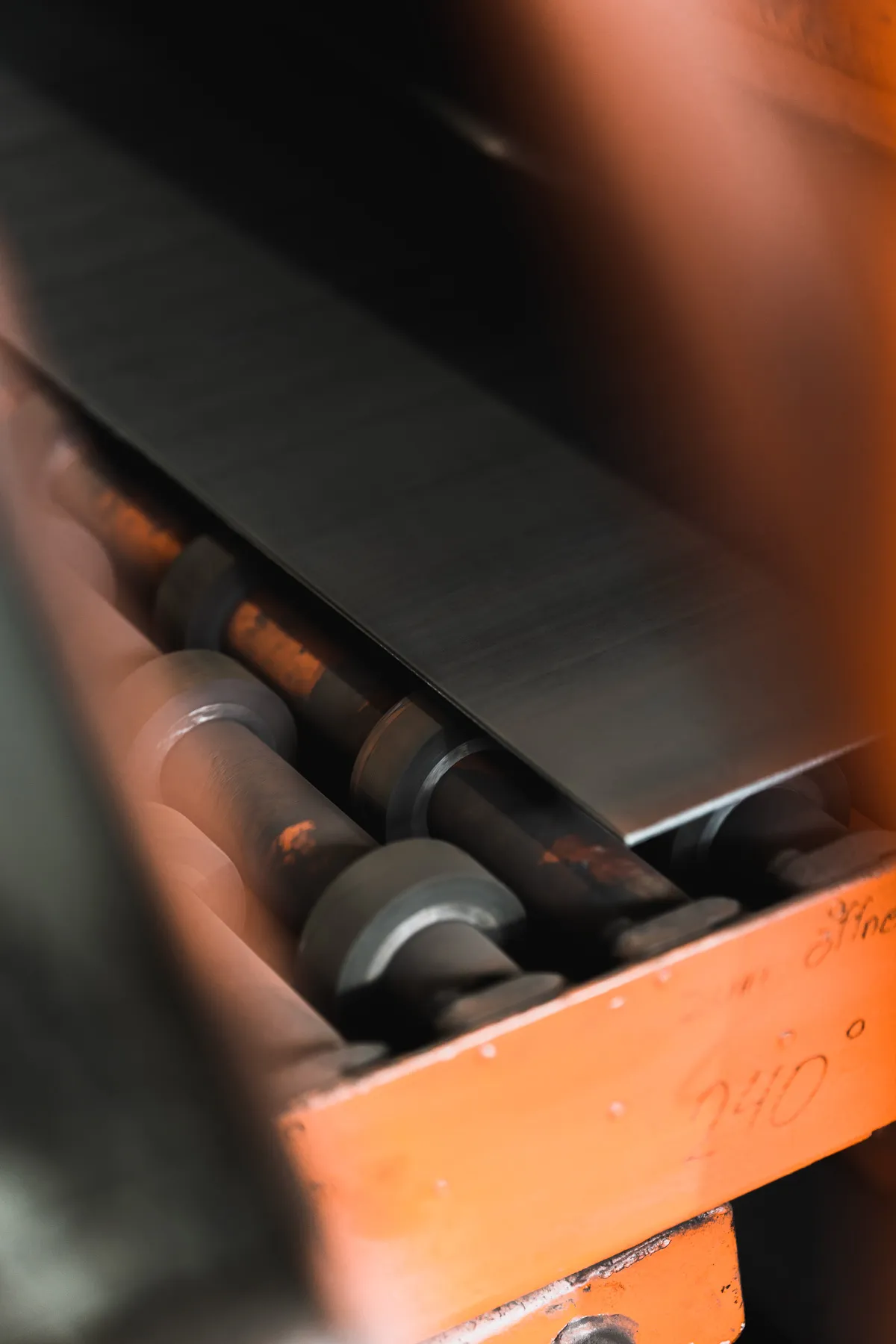 Stahlblech läuft über Rollen durch eine Produktionsanlage.