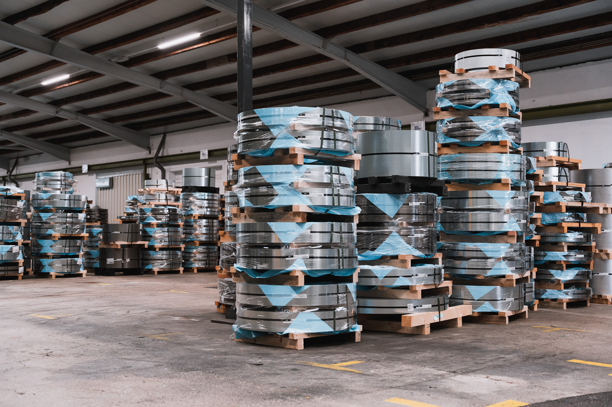 Verpacktes Spaltband im Lager des Atlas Blech Center in Mauthausen