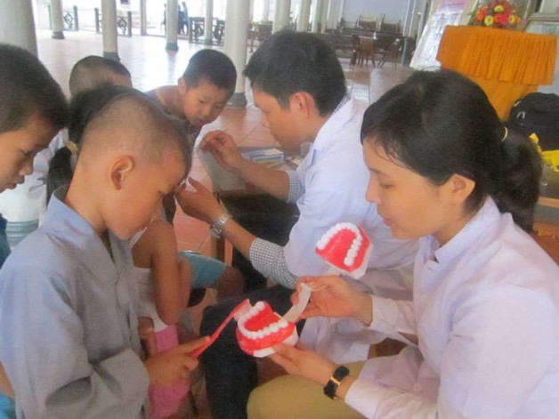 Drs brushing with kids