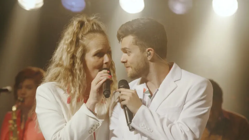 Artiesten zingen live op podium tijdens concertregistratie, vastgelegd door KemX professionele eventvideo en videoproductie voor liveoptredens.