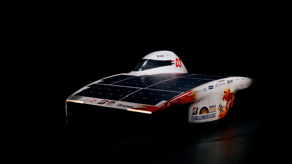 Hoogwaardige productpresentatie van een zonneauto in studio, vastgelegd door KemX creatieve videoproductie voor technologie en innovatieprojecten.