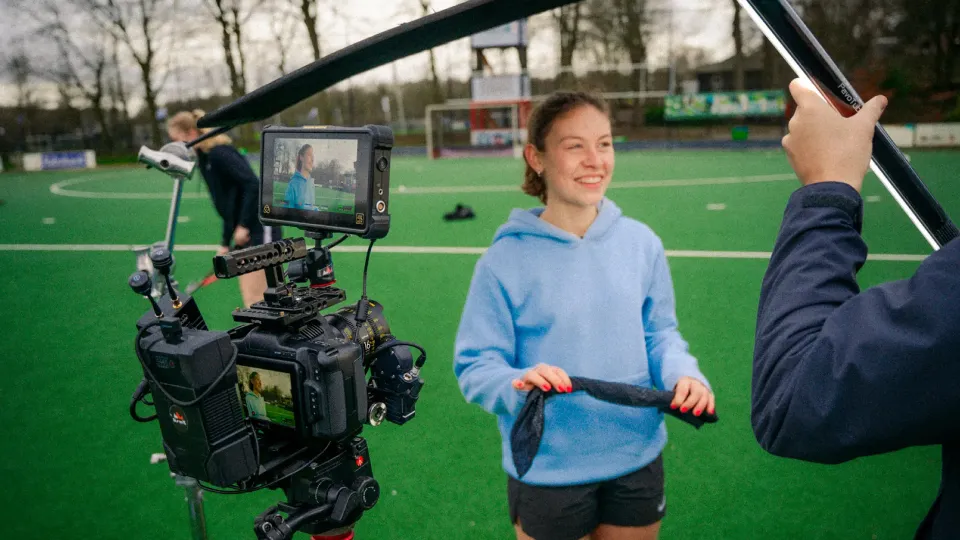 Videoproductie op sportveld door KemX opname van sportieve content met jong talent voor social media campagne of promotievideo.
