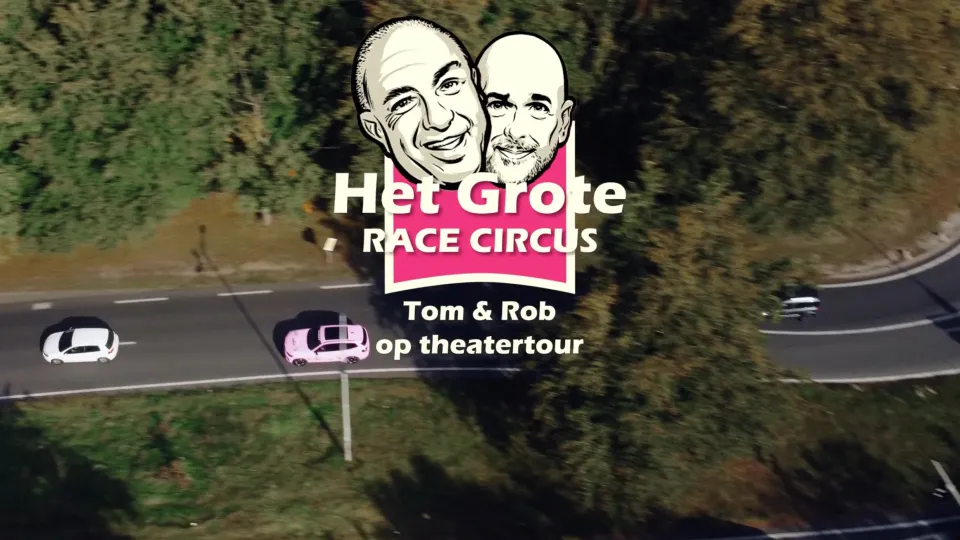 Afbeelding uit de videoproductie van KemX voor 'Het Grote Race Circus' met Tom en Rob, onderdeel van een creatieve theatertour-video en eventregistratie in Utrecht.