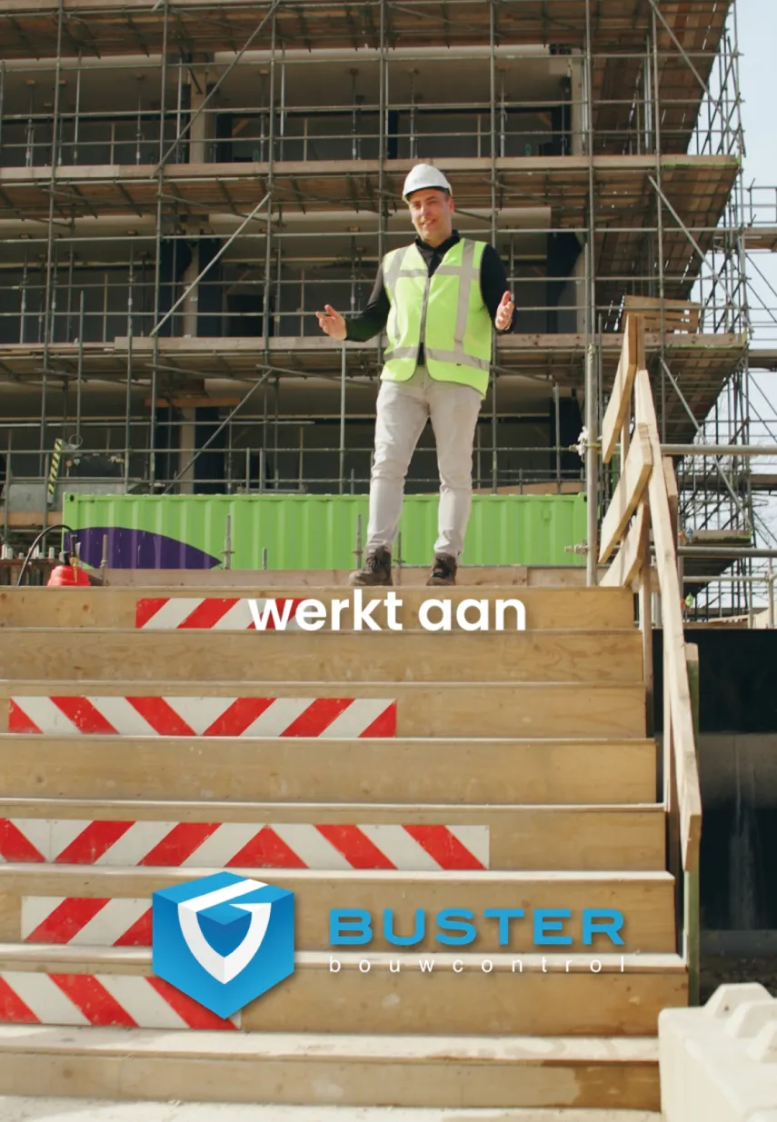 Bouwinspecteur in veiligheidshesje en helm staat bovenaan een houten trap voor een gebouw in aanbouw met logo 'Buster Bouwcontrol'.