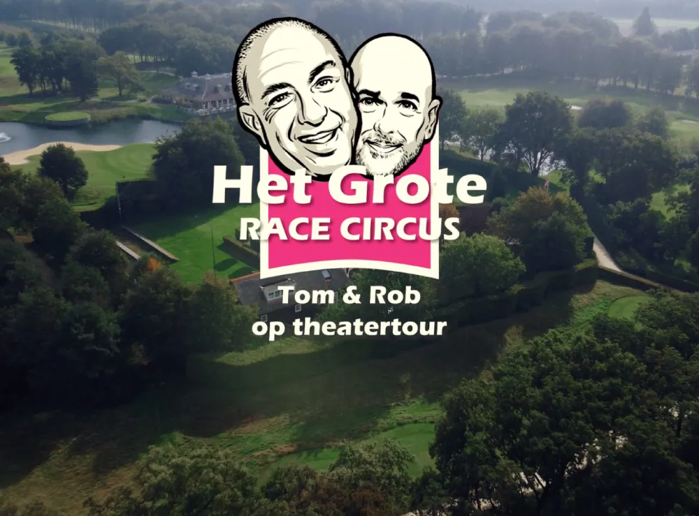 Luchtfoto van een golfbaan met logo van 'Het Grote Race Circus – Tom & Rob op theatertour' in het midden.