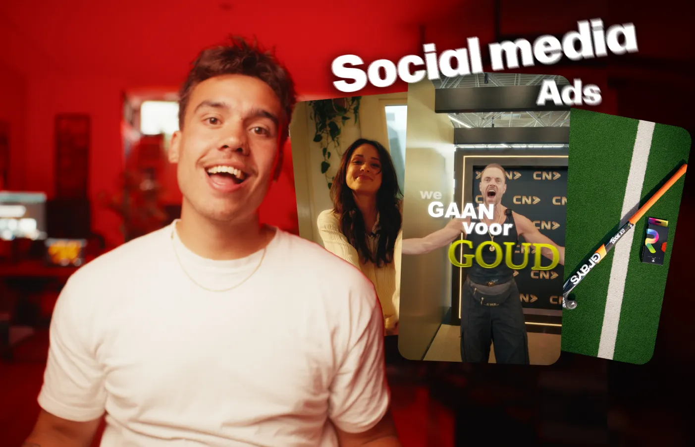 Jonge man met witte shirt lacht in camera terwijl visuals van social media advertenties met sport- en merkcontent op de achtergrond verschijnen.