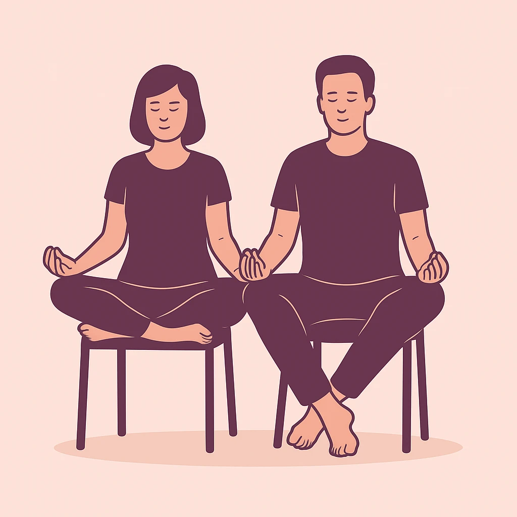 Couple en train de méditer assis sur une chaise