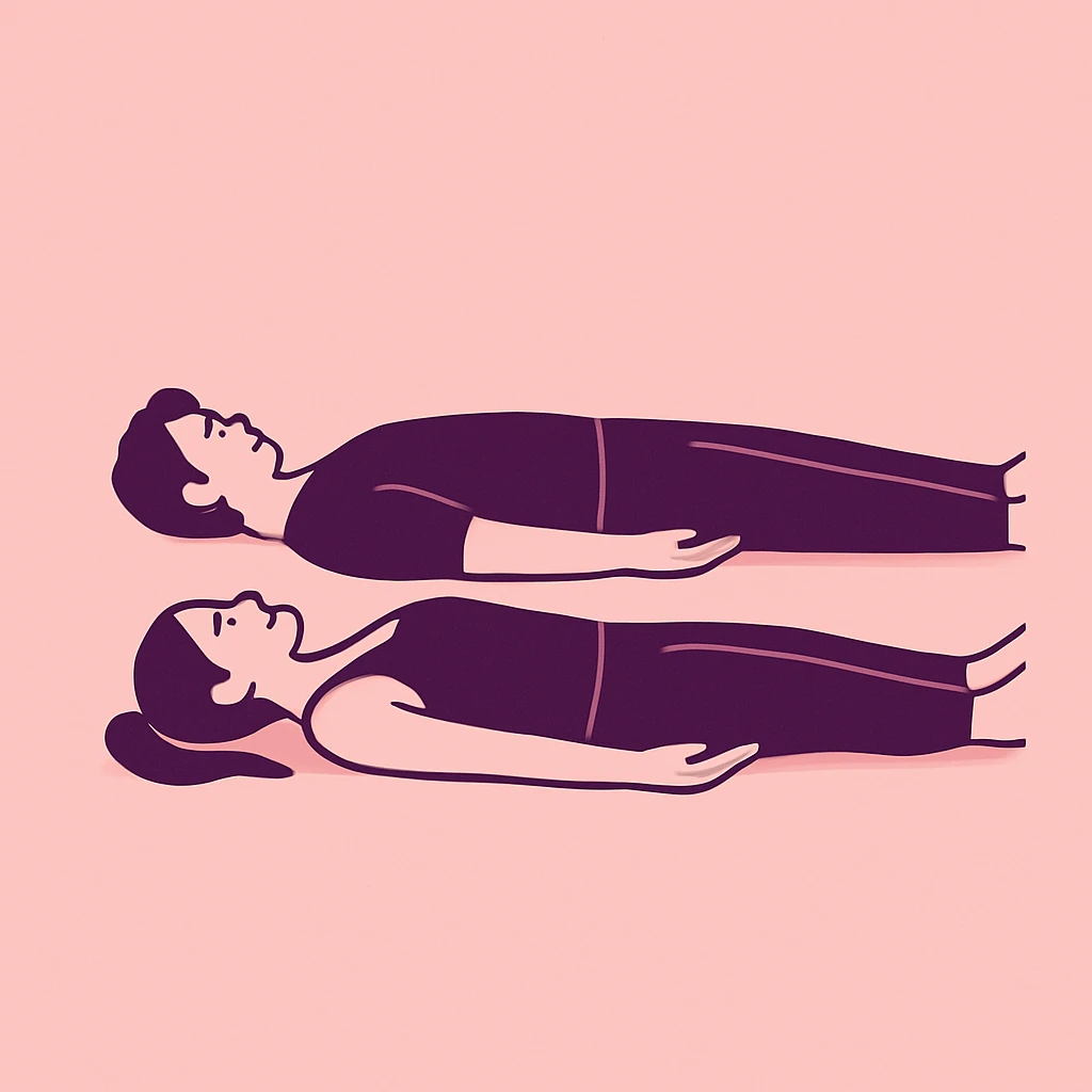 Couple en train de méditer allongés côte à côte