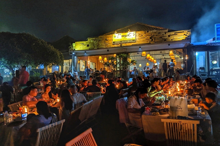Menega Café BALI – The Restaurant For Fresh BBQ Seafood Along Jimbaran Beach  | DanielFoodDiary.com
