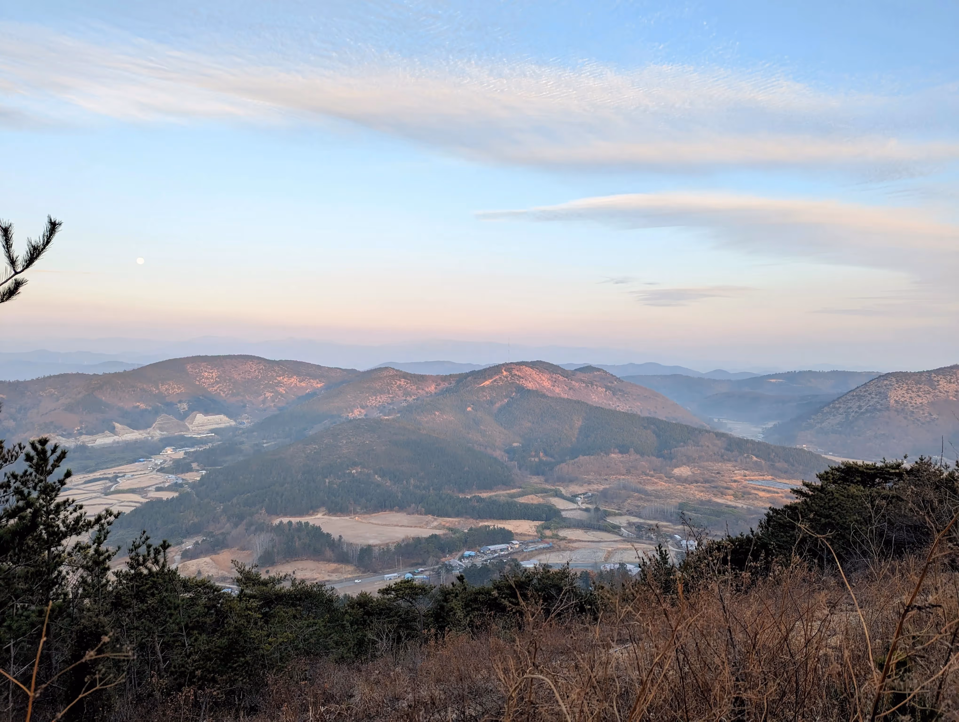 Vue sur l'autre versant depuis le Mont Gonlyun