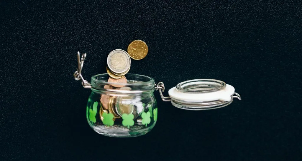 Bote con monedas abierto.