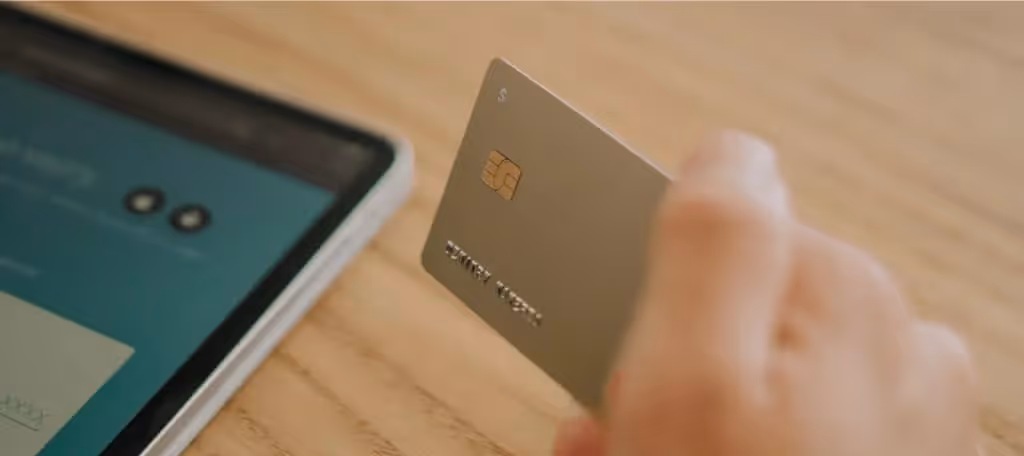 Sosteniendo tarjeta de crédito