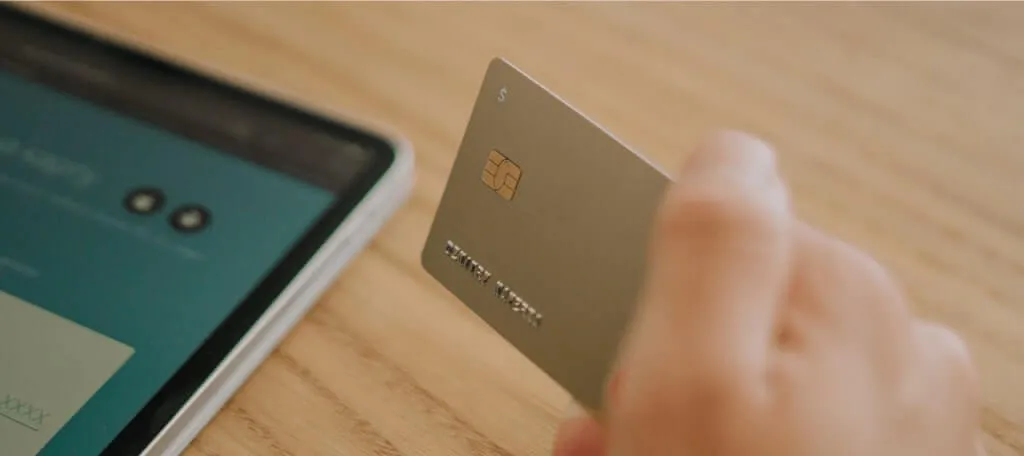 Sosteniendo tarjeta de crédito