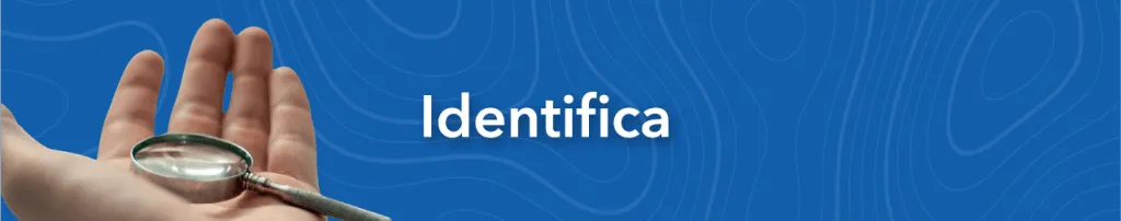 Mano sosteniendo una lupa en un fondo azul