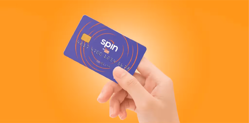 Mano sosteniendo tarjeta Spin by OXXO