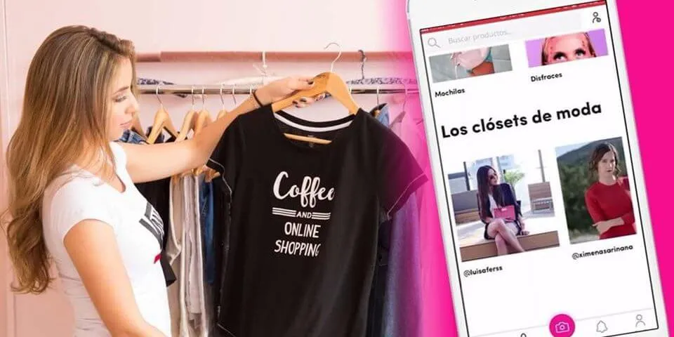 Mujer viendo una blusa extendida