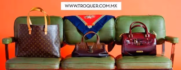 Bolsos para mujer en una silla verde