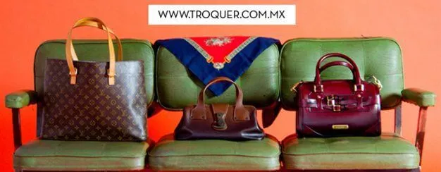 Bolsos para mujer en una silla verde