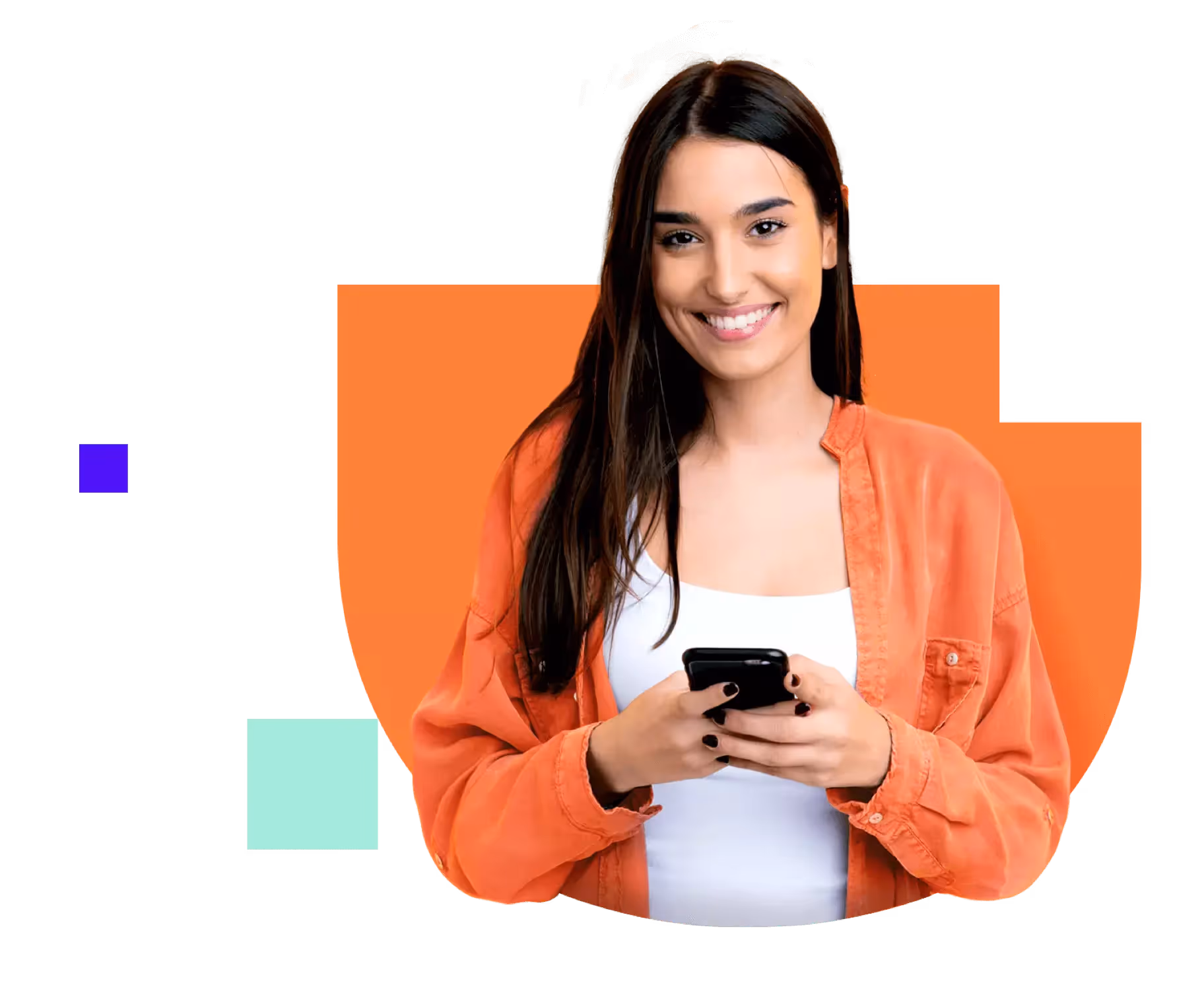 Mujer sonriendo cargando un celular con el fondo de DiDi detrás.