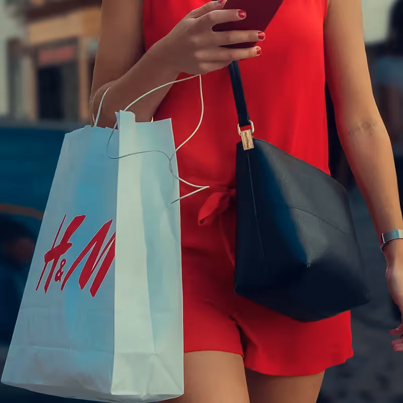 El Peligro del Fast Fashion: Cómo Evitar Deudas al Comprar Ropa