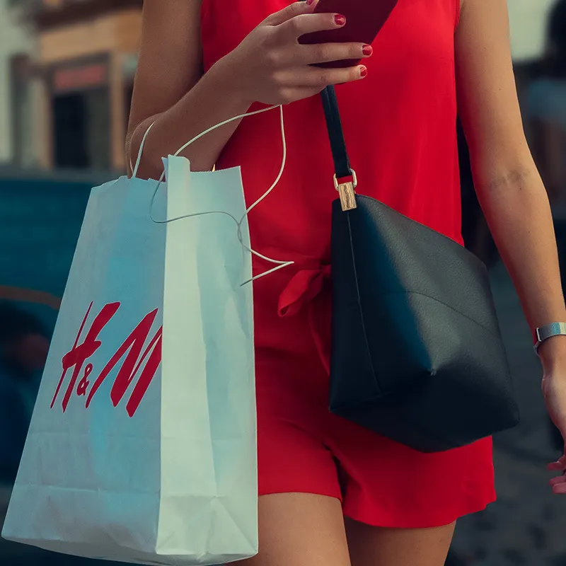 El Peligro del Fast Fashion: Cómo Evitar Deudas al Comprar Ropa