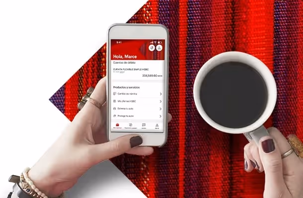 Manos sostenido un celular con la app de HSBC México abierta.