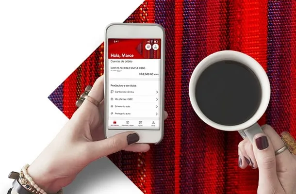 Manos sostenido un celular con la app de HSBC México abierta.