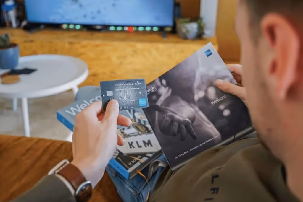 Persona sosteniendo con la mano tarjeta American Express