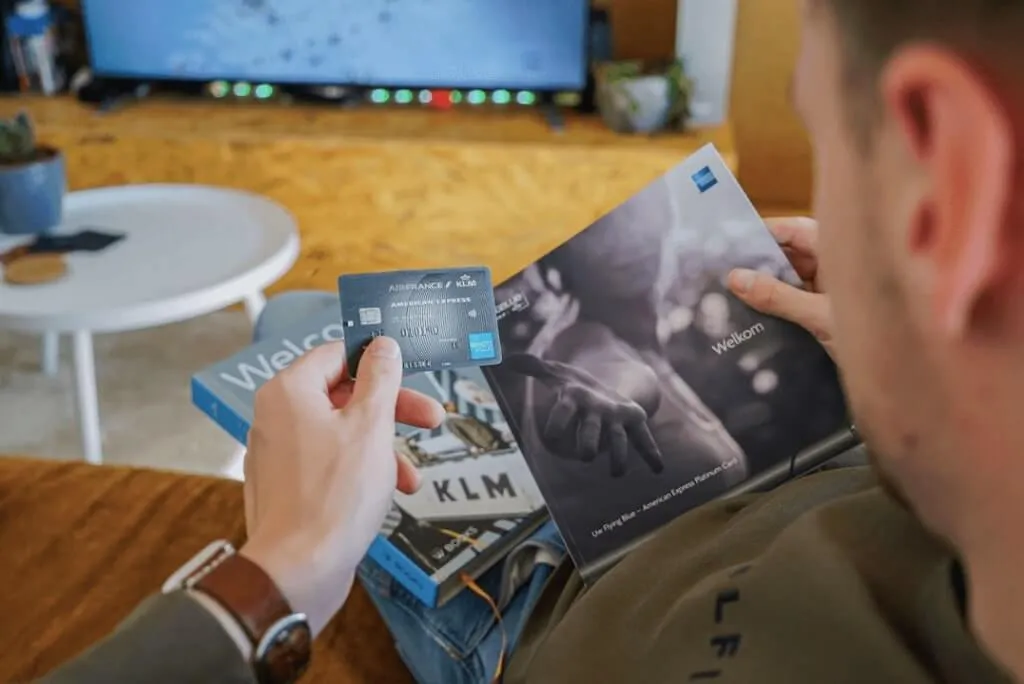 Persona sosteniendo con la mano tarjeta American Express