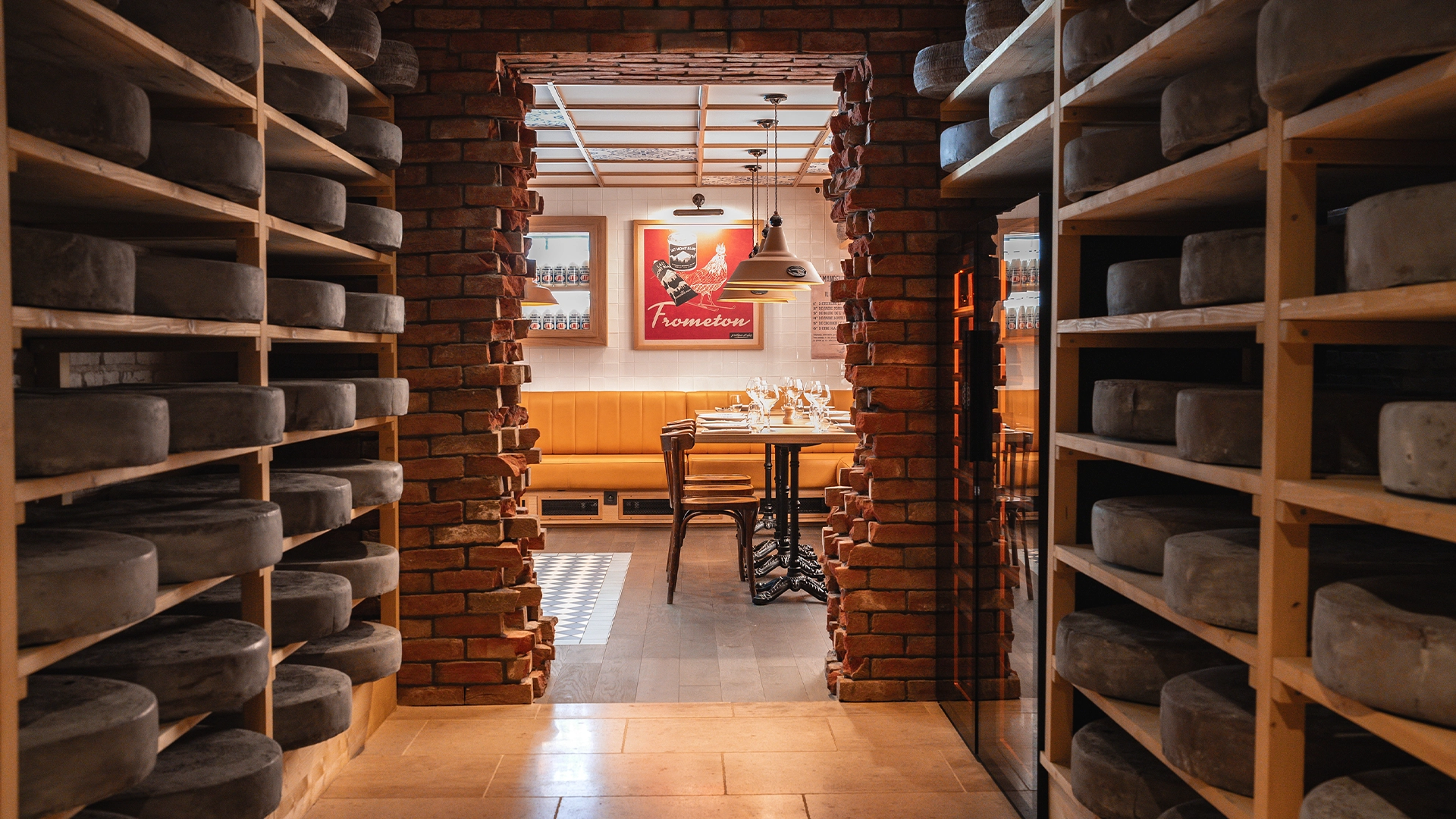 Frometon Chamonix - Entrée Cachée par la cave à fromage