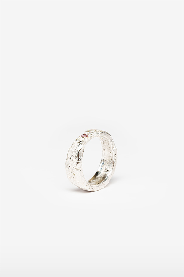 Schöner minimaler ring der organisch aussieht mit rosa steinchen