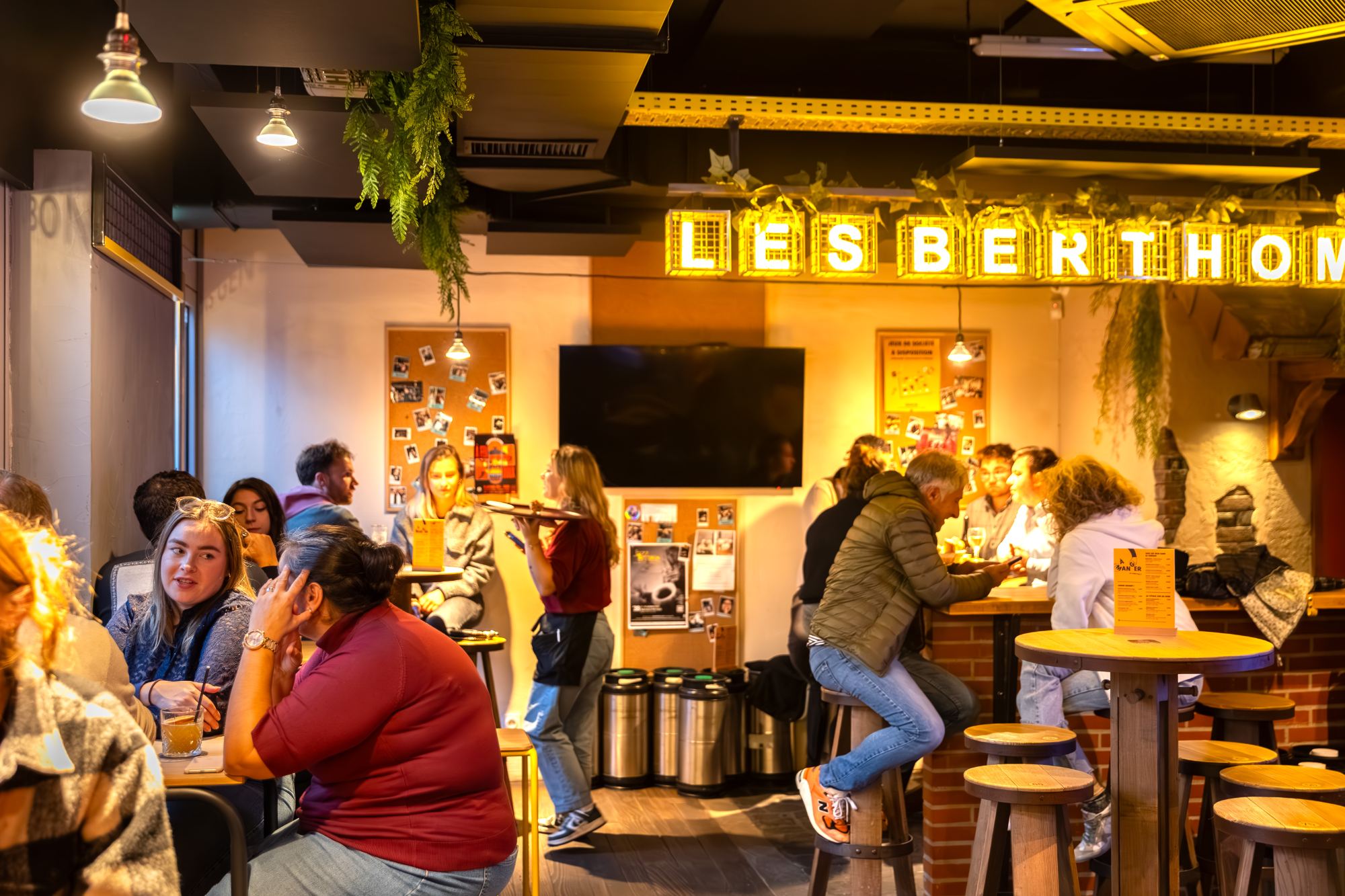 Serveuse apportant un plateau à des clients attablés au bar Les Berthom Clermont-Ferrand