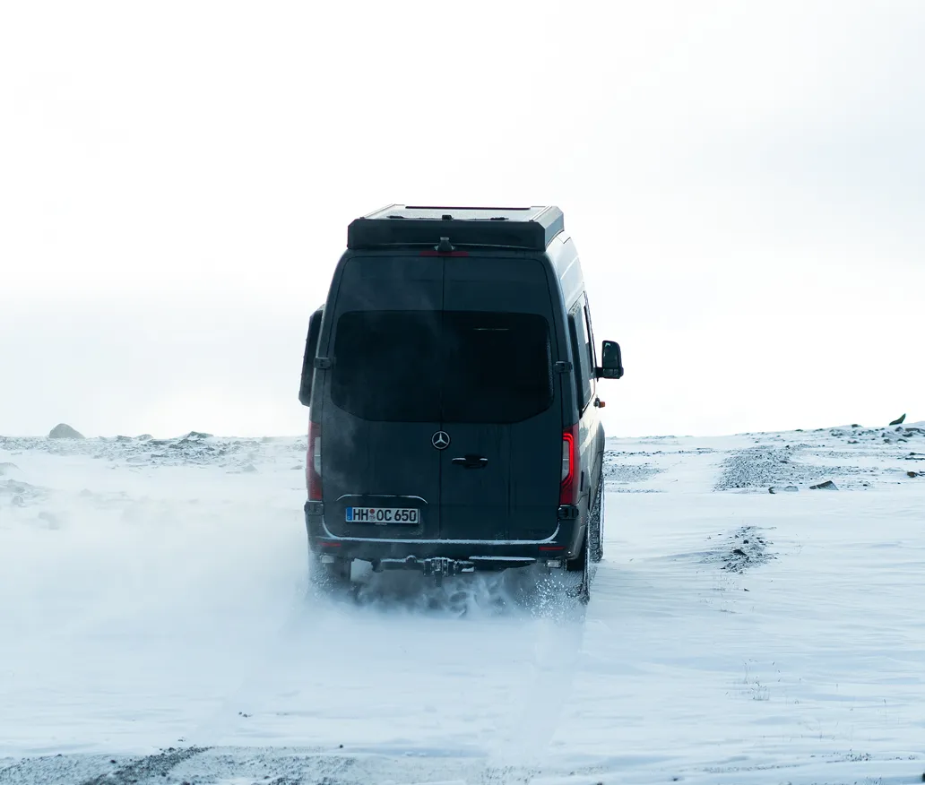 Camper in einer Naturlandschaft