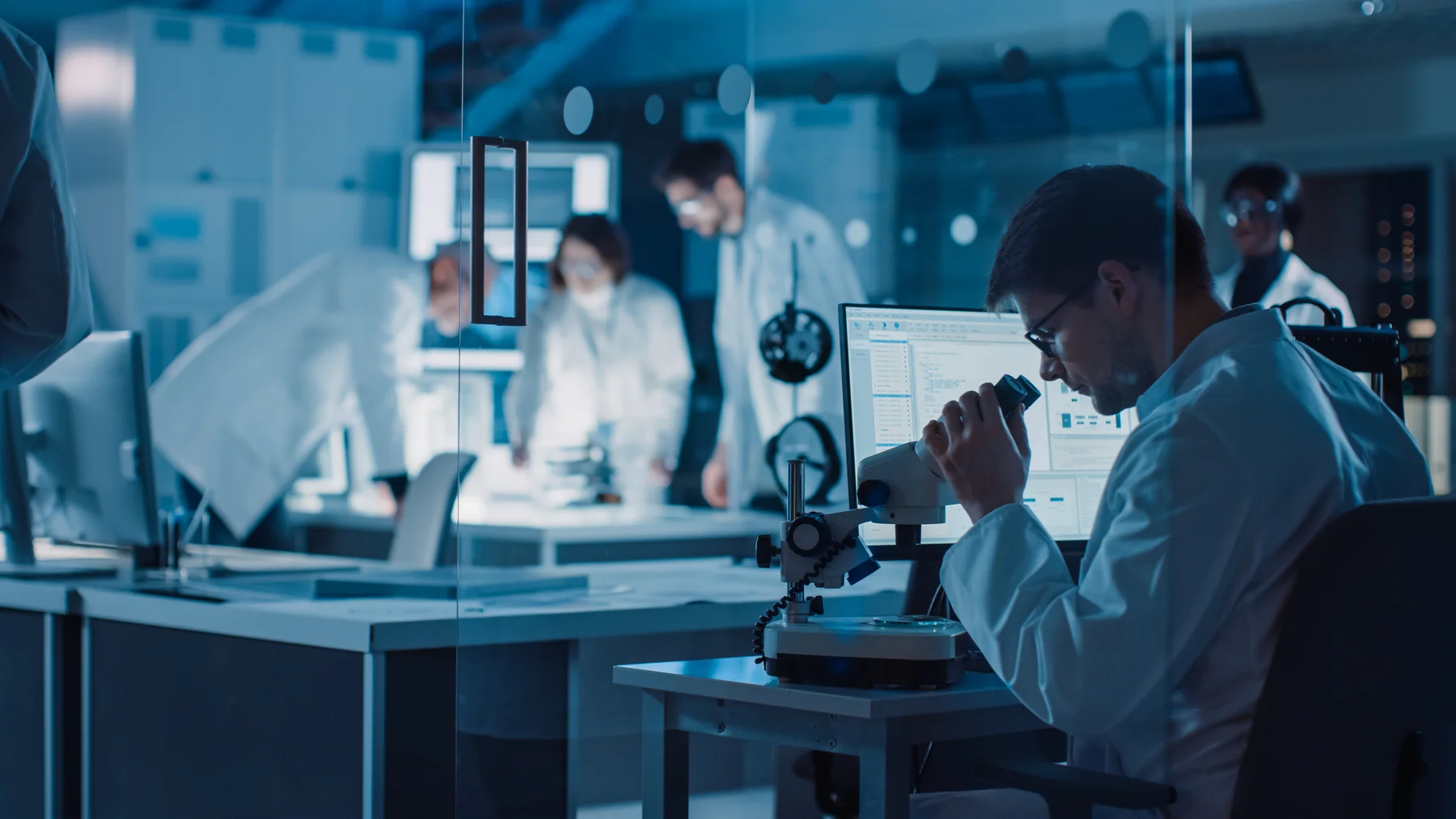 Wissenschaftler im Labor forschen an neuen Mitteln gegen Erektionsstörungen. | GoSpring