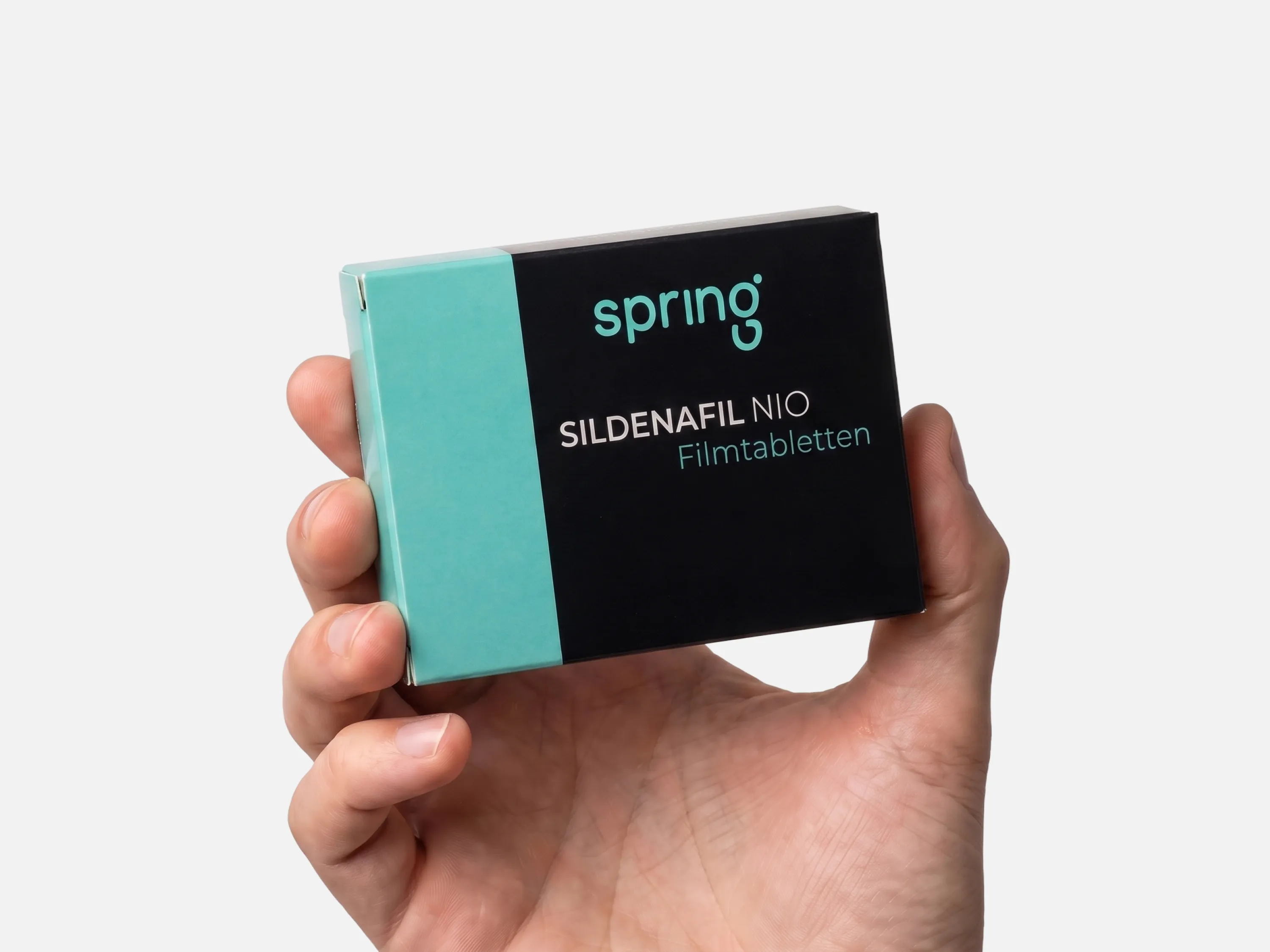 Sildenafil NIO Filmtabletten von GoSpring in einer Schachtel, in der Hand gehalten.