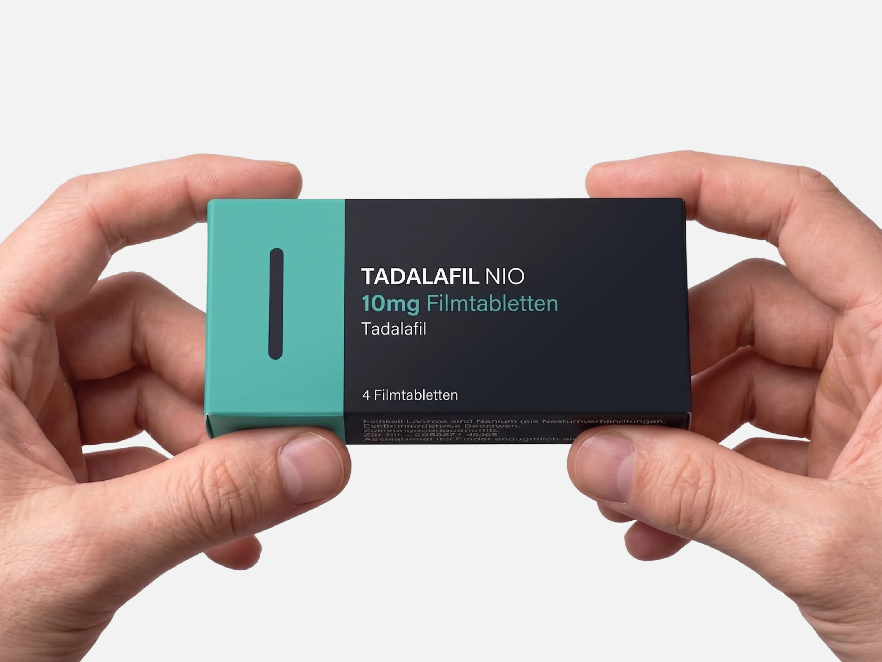 Tadalafil NIO 10 mg Filmtabletten in einer Schachtel, mit beiden Händen vor weißem Hintergrund gehalten.