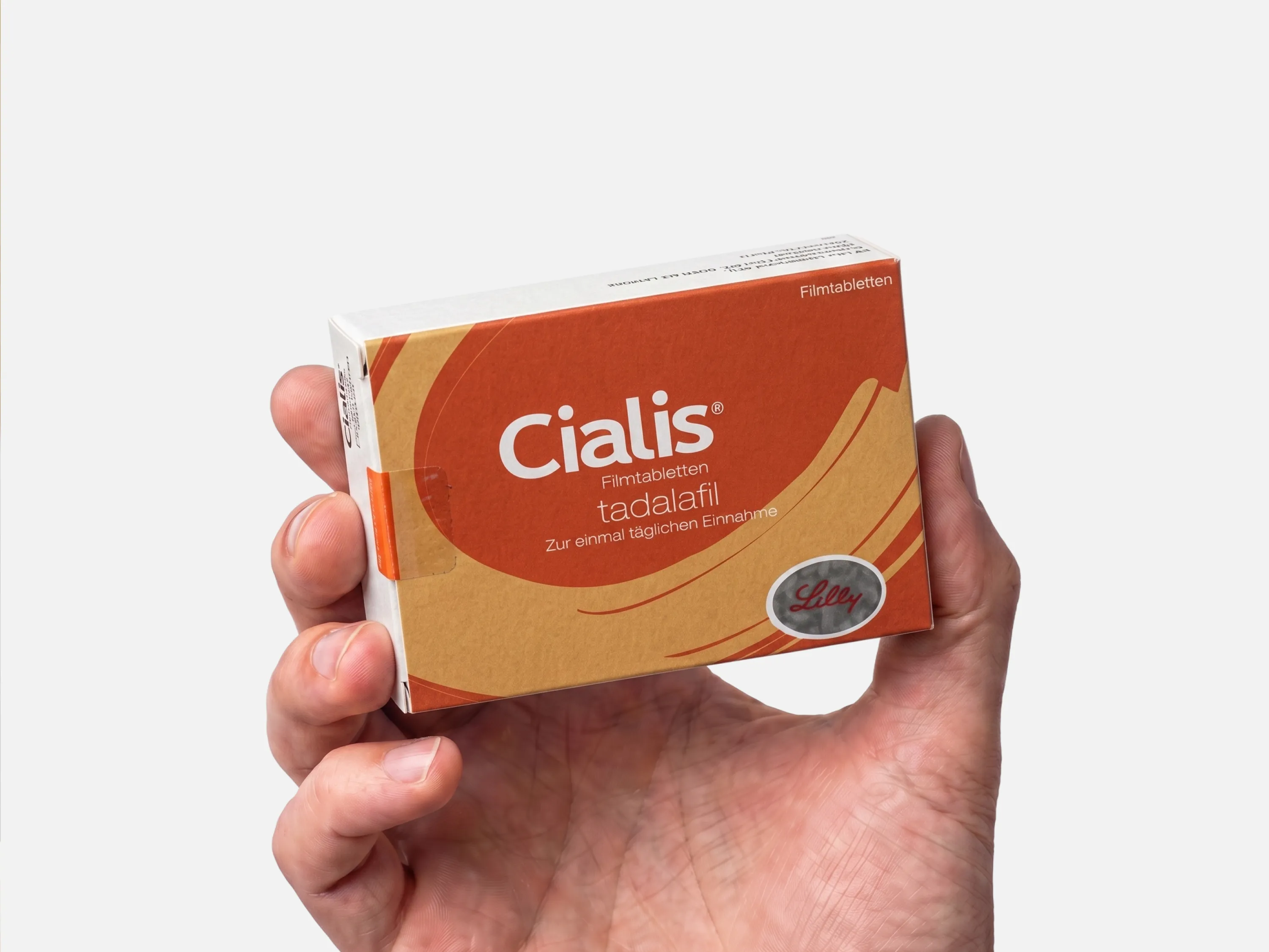 Cialis Filmtabletten (Tadalafil) von Lilly in einer Schachtel, in der Hand gehalten.
