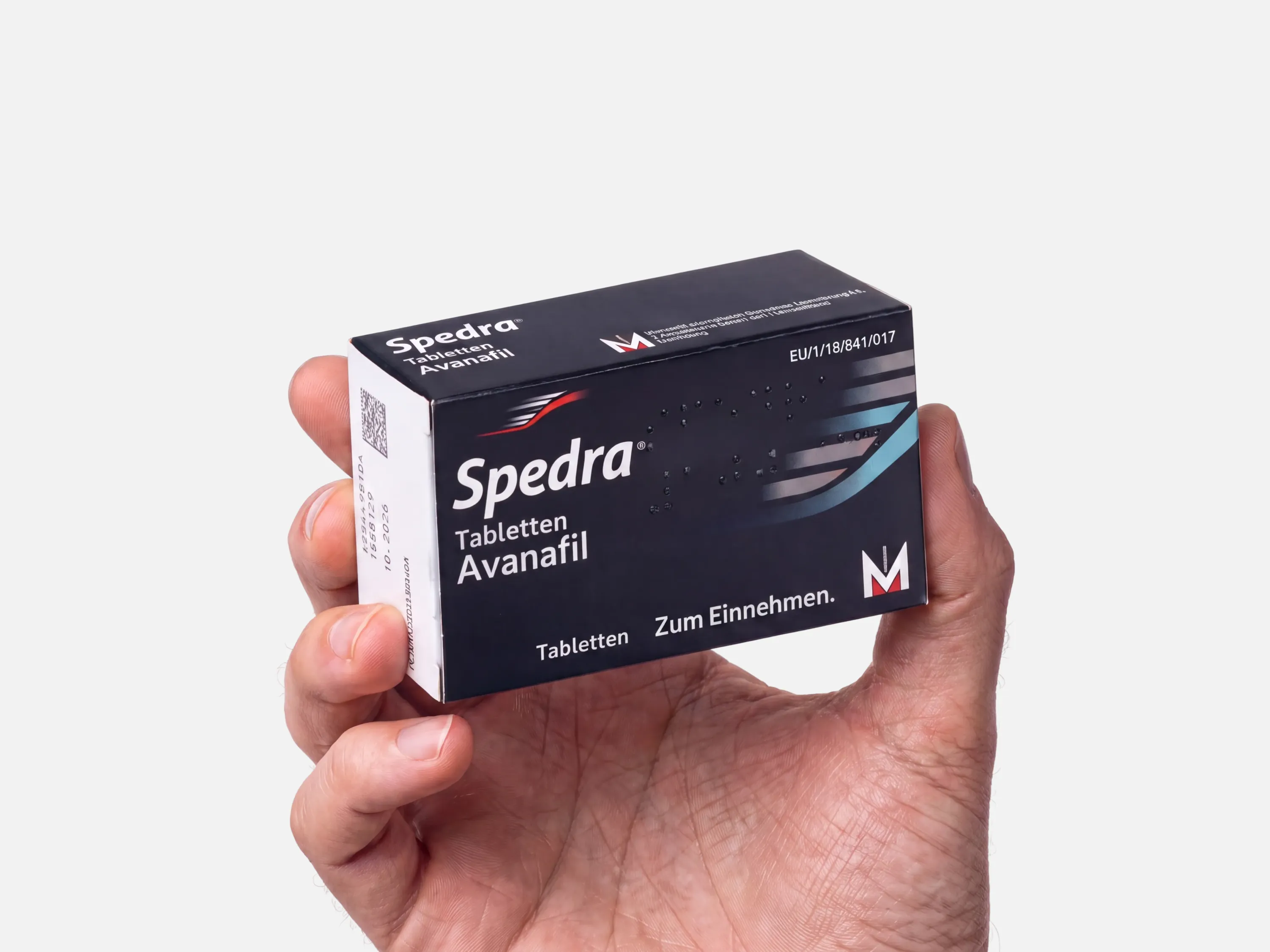 Spedra Tabletten (Avanafil), Zum Einnehmen, in einer Schachtel mit weißem Hintergrund in der Hand gehalten.