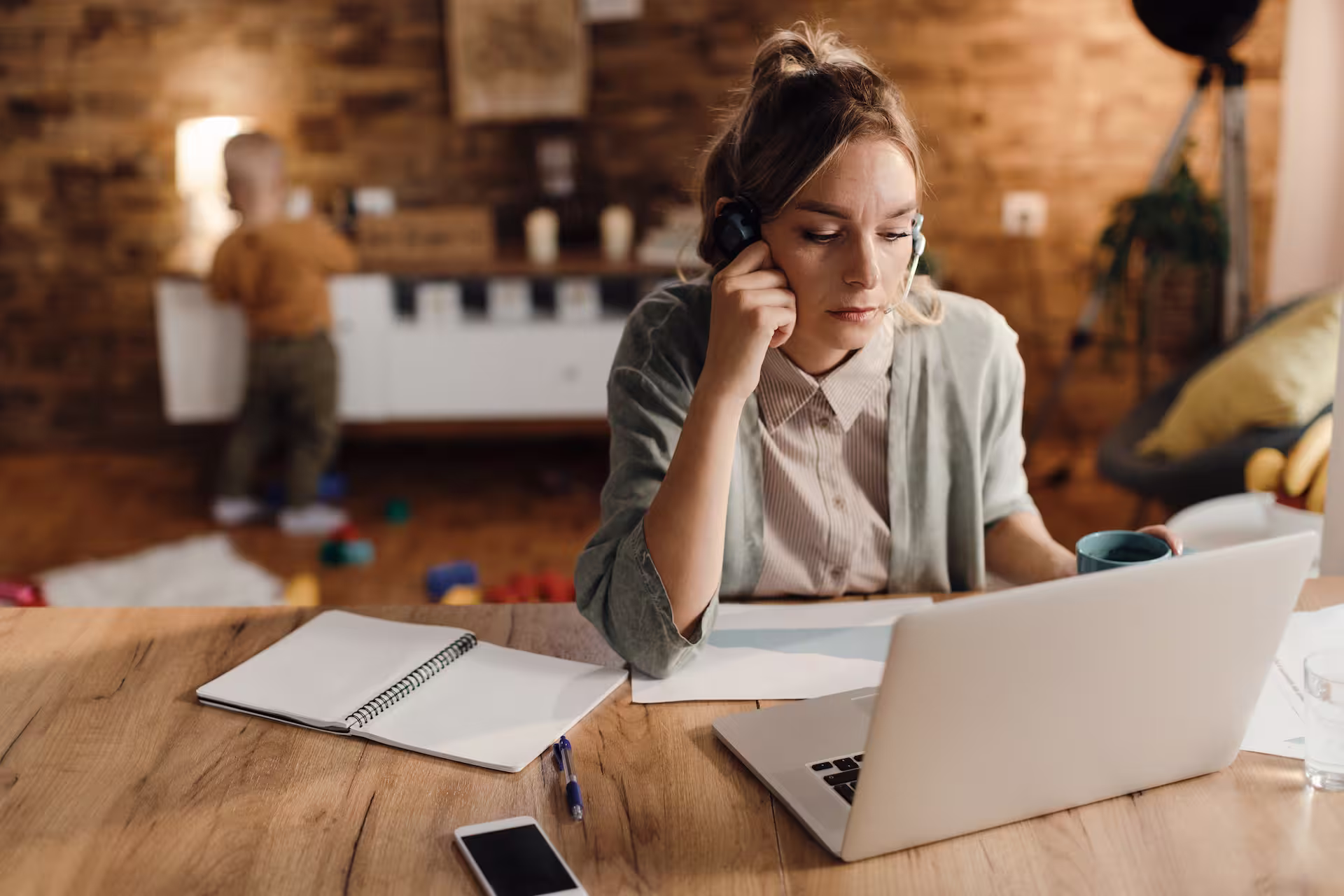 Femme à son bureau regardant son écran d'ordinateur portable