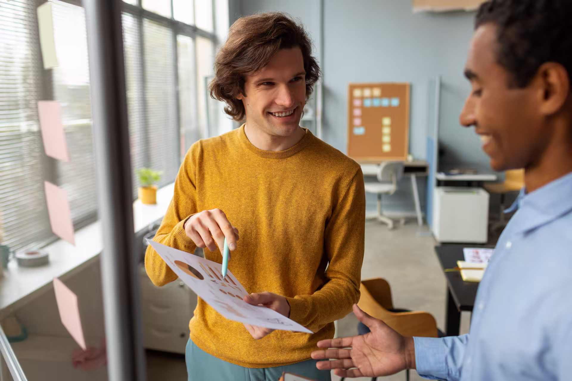 Deux personnes dans un bureau consultant un document