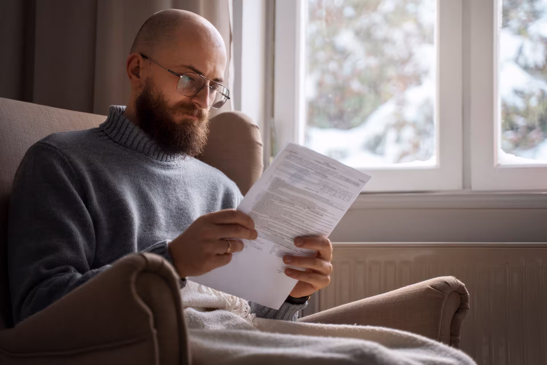 Un homme lisant une lettre dans son salon