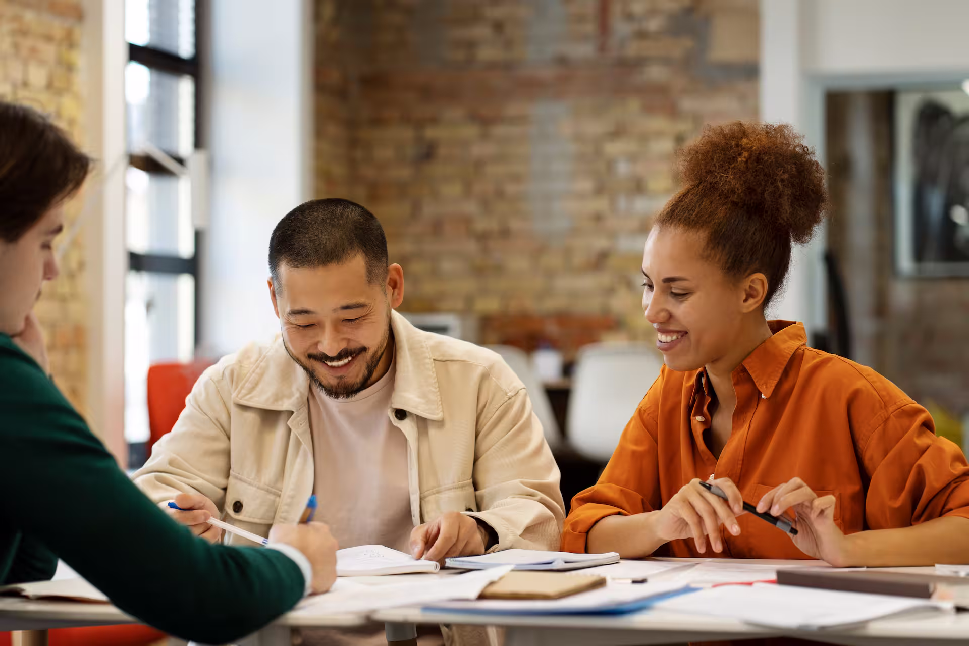 Personne à une table entrain de discuter