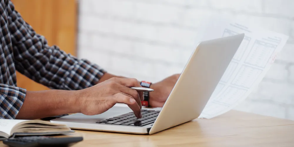 une personne qui compare sur son ordinateur dix logiciels ATS