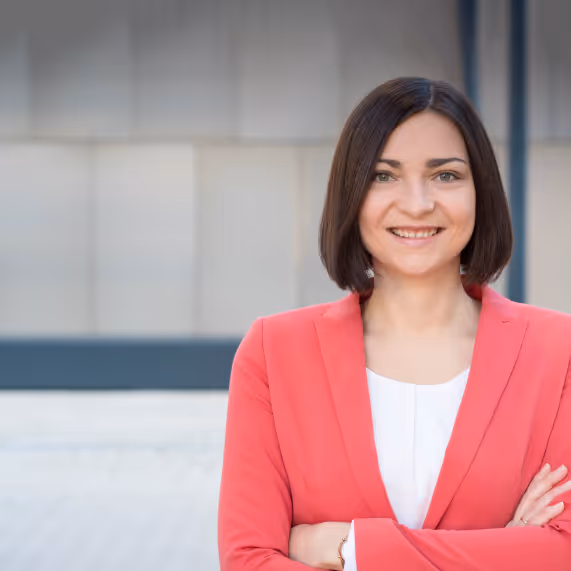 Dr. Julia König