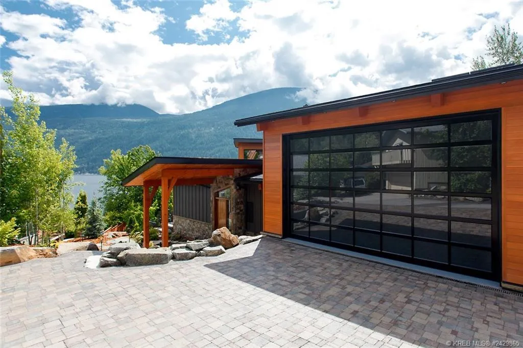 812 Highway 3A sold lakefront residence