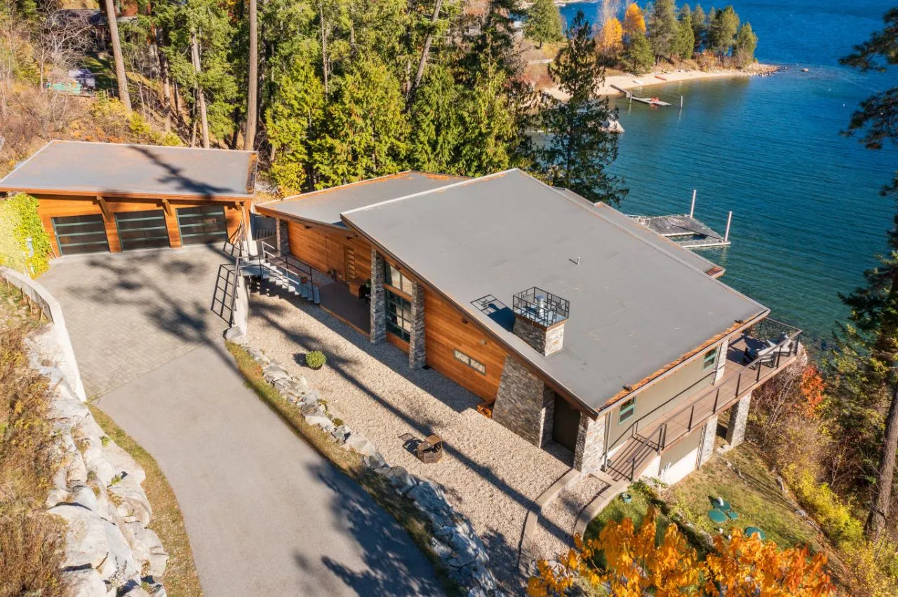 74 Johnstone Road sold lakefront estate