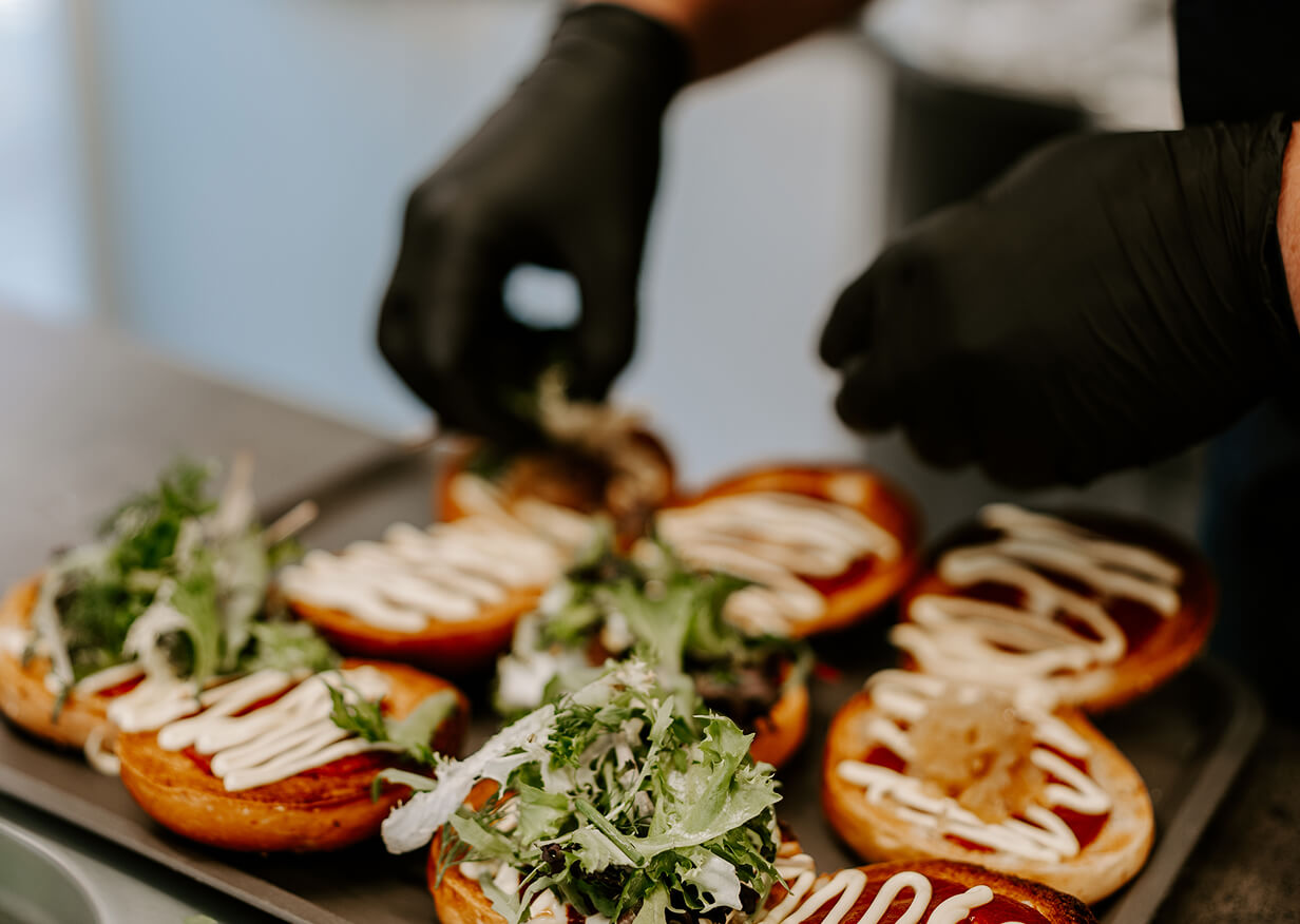 Veggie Burger wird vom Team im Foodtruck serviert