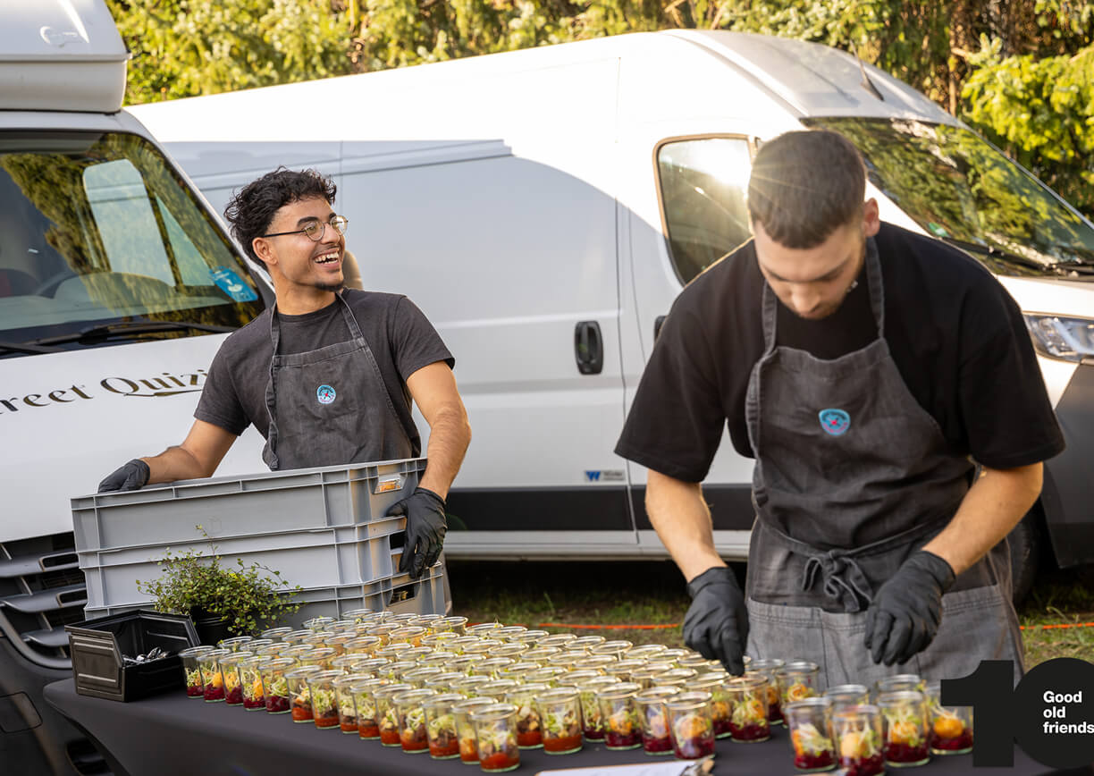 Team von Streetquizine beim Aufbau von Fingerfood als Teil des Foodtruck Caterings